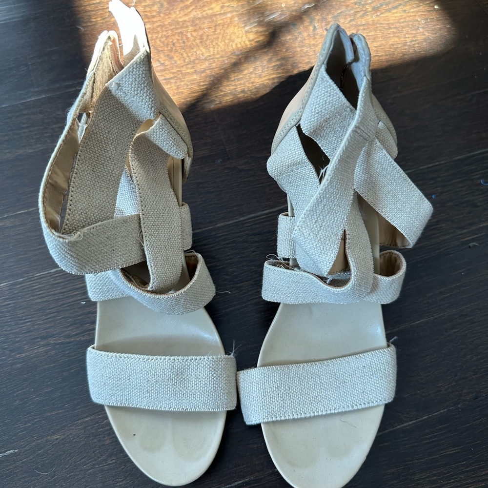 BCBGMAXAZRIA off white wedges